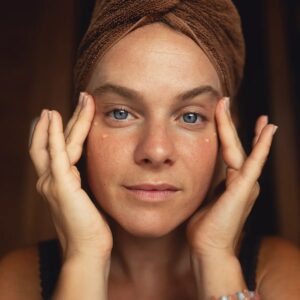 Lifting Eye Serum MARIA ÅKERBERG met model bij Soin Total